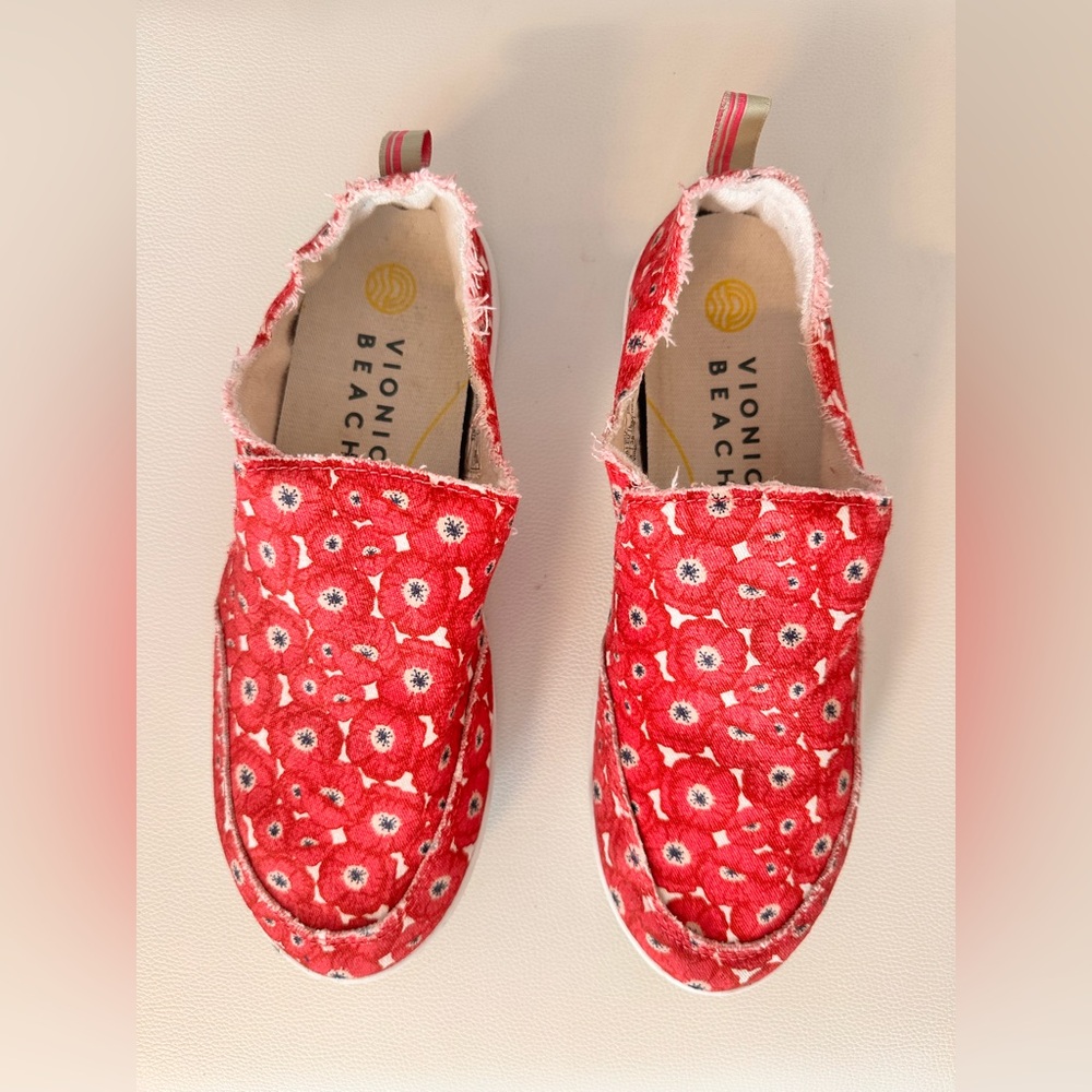 Vionic Beach Malibu Slip-On Sneakers – Red Floral Print (Women’s 7.5 / EU 38)